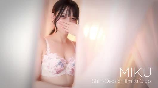 “大きな瞳”“艶やかな黒髪ロングが印象的【みく】