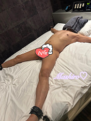 大の字拘束で晒されたいお兄さん（≧∇≦）